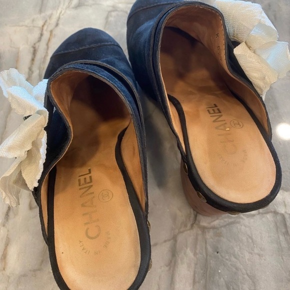 Chanel black suede clogs - size 40. What flower side detail gently worn - Picture 9 of 12